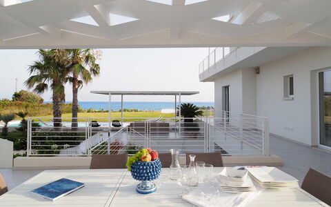 Casa Mareblu - Marina Di Modica, Sicilia: Tabelle, Eigentum, Gebäude, Pflanze, Geschirr, Fenster, Himmel, Blumentopf, Schatten, Beleuchtung