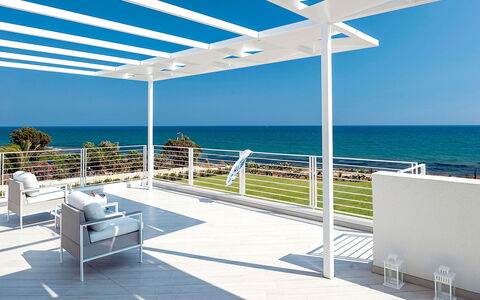 Casa Mareblu - Marina Di Modica, Sicilia: Wasser, Himmel, Eigentum, Blau, Azurblau, Schatten, Gartenmöbel, Rechteck, Die Architektur, Holz