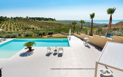 Villa Agrigenta - Ribera, Sicilia: Himmel, Wasser, Eigentum, Schwimmbad, Pflanze, Azurblau, Gartenmöbel, Baum, Gebäude, Schatten