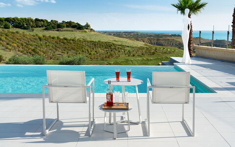 Villa Agrigenta - Ribera, Sicilia: Wasser, Himmel, Möbel, Wolke, Tabelle, Eigentum, Pflanze, Gartenmöbel, Baum, Tisch Im Freien