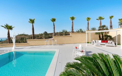 Villa Agrigenta - Ribera, Sicilia: Wasser, Himmel, Pflanze, Eigentum, Schwimmbad, Azurblau, Gebäude, Arecales, Baum, Die Architektur
