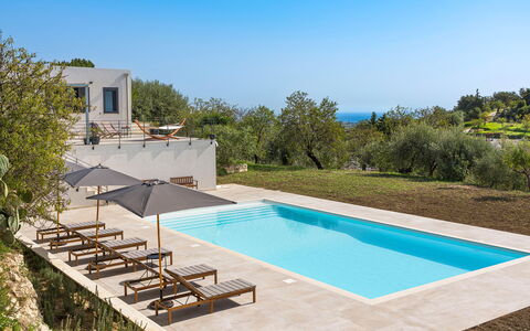 Casa Bianca - Noto, Sicilia: Wasser, Pflanze, Eigentum, Himmel, Schwimmbad, Azurblau, Baum, Gebäude, Schatten, Freizeit