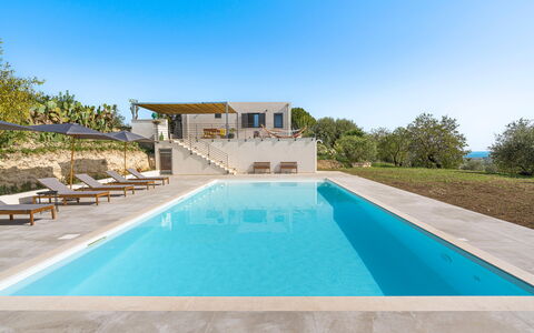 Casa Bianca - Noto, Sicilia: Wasser, Himmel, Pflanze, Schwimmbad, Azurblau, Gebäude, Stuhl, Schatten, Baum, Rechteck