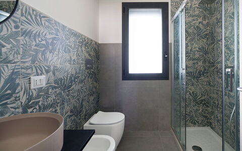 Casa Bianca - Noto, Sicilia: Eigentum, Armatur, Badezimmer, Schwarz, Interior Design, Die Architektur, Fussboden, Spiegel, Linie