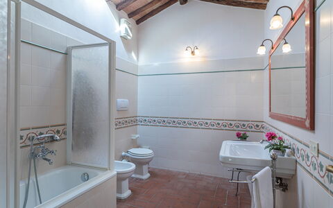 Villa Belvedere: Eigentum, Armatur, Sinken, Badewanne, Zapfhahn, Badezimmer, Gebäude, Spiegel, Interior Design, Pflanze