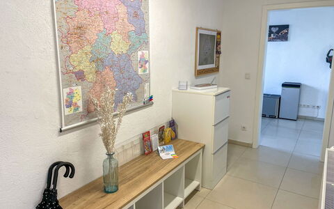 Haus Stefanie: Eigentum, Bilderrahmen, Interior Design, Karte, Farbe, Fussboden, Flooring, Holz, Tabelle, Kunst