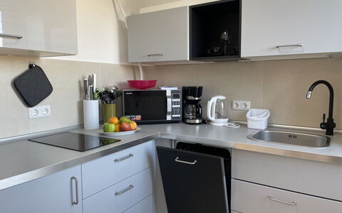 Haus Stefanie: Cabinetry, Spüle, Eigentum, Countertop, Weiss, Sinken, Gebäude, Zapfhahn, Küche, Küchengerät