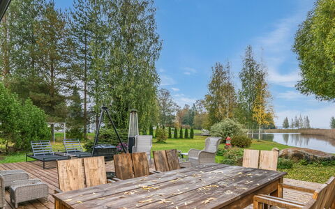 Kiviniemi: Baum, Landschaft, Grundstueck, Garten, Landscaping, Schatten, Park, Gartenmöbel, Hartholz