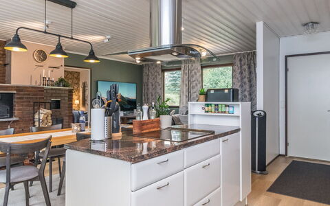 Kiviniemi: Küche, Holz, Countertop, Interior Design, Decke, Möbel, Zuhause, Küchengerät, Light Fixture, Cabinetry