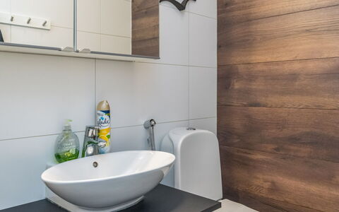 Kiviniemi: Badezimmer, Armatur, Bad Sink, Wand, Flooring, Sinken, Toilleten Sitz, Interior Design, Fussboden, Toilette