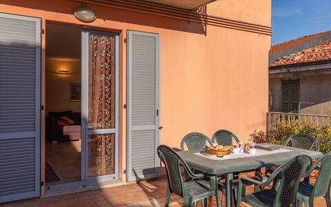 La Terrazza sul Borgo: Tabelle, Eigentum, Fenster, Gebäude, Pflanze, Stuhl, Schatten, Holz, Himmel, Orange