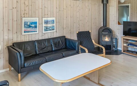 Fredrike - 500M from the Sea: Holz, Zuhause, Veranda, Deck, Hartholz, Dach, Holzbeize, Holzboden, Eco Hotel