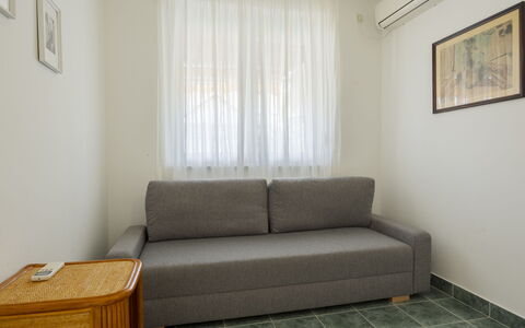 Pamela: Möbel, Couch, Interior Design, Flooring, Holz, Fussboden, Zimmer, Wohnzimmer, Tabelle