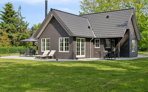 Emmalina - 1.3Km from the Sea: Haus, Zuhause, Tür, Dach, Hütte, Estate, Garten, Schatten, Abstellgleis, Garten