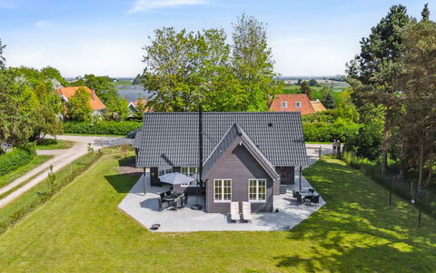 Emmalina - 1.3Km from the Sea: Haus, Zuhause, Tür, Dach, Hütte, Estate, Garten, Schatten, Abstellgleis, Garten