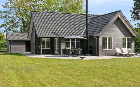 Emmalina - 1.3Km from the Sea: Haus, Zuhause, Tür, Dach, Hütte, Estate, Garten, Schatten, Abstellgleis, Garten