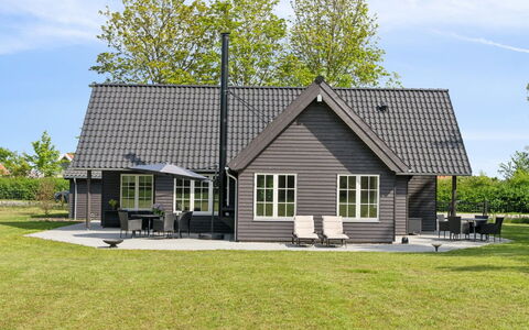 Emmalina - 1.3Km from the Sea: Haus, Zuhause, Tür, Dach, Hütte, Estate, Garten, Schatten, Abstellgleis, Garten
