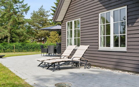 Emmalina - 1.3Km from the Sea: Haus, Zuhause, Tür, Dach, Hütte, Estate, Garten, Schatten, Abstellgleis, Garten