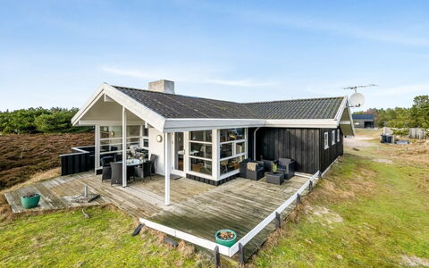 Josef - 950M from the Sea: Dach, Haus, Zuhause, Hütte, Tür, Abstellgleis, Deck, Veranda, Planke, Hartholz