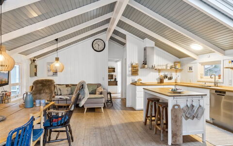 Pauliina - 500M from the Sea: Holz, Zuhause, Veranda, Deck, Hartholz, Dach, Holzbeize, Holzboden, Eco Hotel