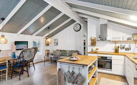 Pauliina - 500M from the Sea: Holz, Zuhause, Veranda, Deck, Hartholz, Dach, Holzbeize, Holzboden, Eco Hotel