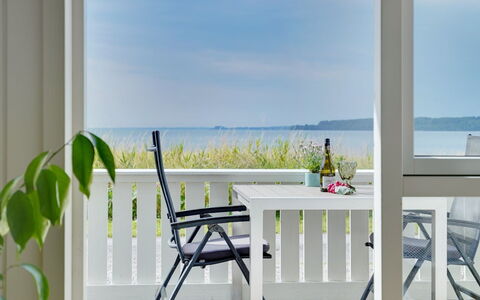 Liutulf - 40M from the Sea: Blau, Strauch, Hütte, Ground, Garten, Estate, Schatten, Landscaping, Bauernhaus, Eco Hotel