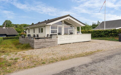 Liutulf - 40M from the Sea: Blau, Strauch, Hütte, Ground, Garten, Estate, Schatten, Landscaping, Bauernhaus, Eco Hotel