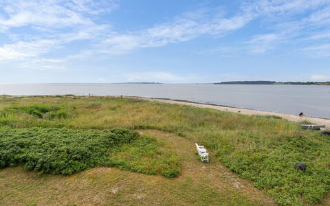 Liutulf - 40M from the Sea: Blau, Strauch, Hütte, Ground, Garten, Estate, Schatten, Landscaping, Bauernhaus, Eco Hotel