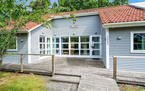 Gravers - 100M from the Sea: Dach, Haus, Grundstueck, Zuhause, Hütte, Estate, Gartenbauten, Schatten, Blockhaus, Landscaping