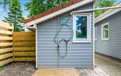 Gravers - 100M from the Sea: Dach, Haus, Grundstueck, Zuhause, Hütte, Estate, Gartenbauten, Schatten, Blockhaus, Landscaping