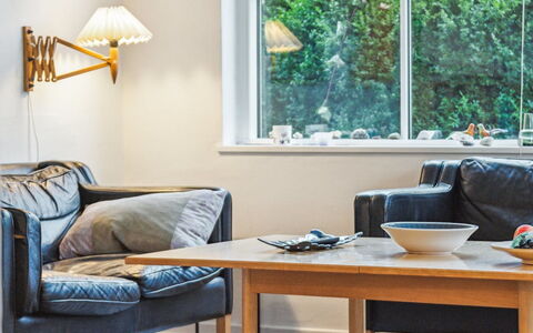 Frodde - 5Km from the Sea: Möbel, Interior Design, Flooring, Fussboden, Holz, Couch, Wohnzimmer, Tabelle, Beleuchtung, Zimmer