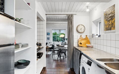 Frodde - 5Km from the Sea: Interior Design, Küche, Möbel, Major Appliance, Flooring, Küchengerät, Countertop, Haushaltsgerät, Decke, Fussboden