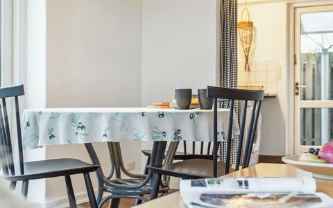 Frodde - 5Km from the Sea: Möbel, Interior Design, Tabelle, Flooring, Esszimmer, Beleuchtung, Light Fixture, Stuhl, Küche & Esszimmer Tisch, Fussboden
