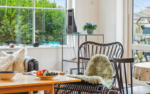 Frodde - 5Km from the Sea: Möbel, Interior Design, Beleuchtung, Stuhl, Flooring, Fussboden, Blumentopf, Zuhause, Zimmer, Wohnzimmer