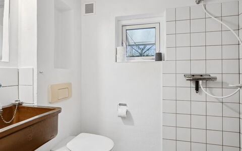Frodde - 5Km from the Sea: Badezimmer, Armatur, Wand, Toilette, Toilleten Sitz, Interior Design, Flooring, Installation, Bad Sink, Zapfhahn