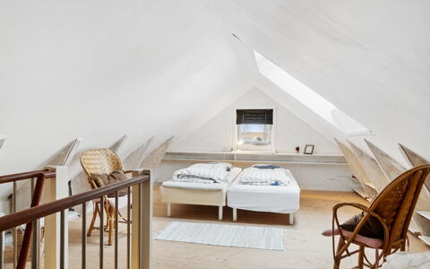Frodde - 5Km from the Sea: Holz, Interior Design, Möbel, Flooring, Decke, Fussboden, Schlafzimmer, Dachboden, Bett, Zimmer