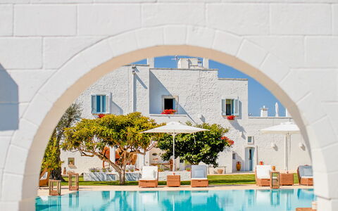 Masseria Lamacerase: Azurblau, Wasser, Gebäude, Pflanze, Urban Design, Schatten, Gartenmöbel, Farbe, Kunst, Baum
