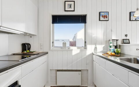 Leny - 900M from the Sea: Küche, Holz, Major Appliance, Flooring, Küchengerät, Countertop, Interior Design, Fussboden, Haushaltsgerät, Decke