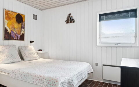 Leny - 900M from the Sea: Wand, Schlafzimmer, Holz, Bett, Fussboden, Flooring, Interior Design, Bettdecke, Decke, Möbel