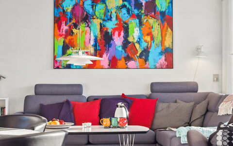 Leny - 900M from the Sea: Rot, Wohnzimmer, Couch, Kunst, Möbel, Interior Design, Dekokissen, Bildende Kunst, Moderne Kunst