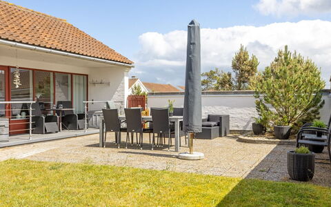 Leny - 900M from the Sea: Zuhause, Wohngebiet, Grundstueck, Garten, Gartenmöbel, Schatten, Landscaping, Estate, Stuhl, Blumentopf