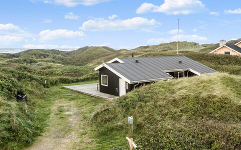 Mirla - 50M from the Sea: Gras, Grün, Haus, Hütte, Wiese, Ländliches Gebiet, Ökoregion, Landschaft, Grundstueck, Strauch