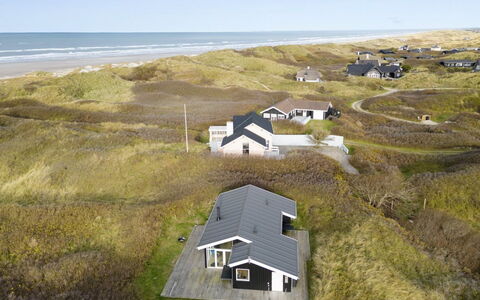 Mirla - 50M from the Sea: Gras, Grün, Haus, Hütte, Wiese, Ländliches Gebiet, Ökoregion, Landschaft, Grundstueck, Strauch