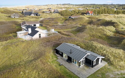 Mirla - 50M from the Sea: Gras, Grün, Haus, Hütte, Wiese, Ländliches Gebiet, Ökoregion, Landschaft, Grundstueck, Strauch