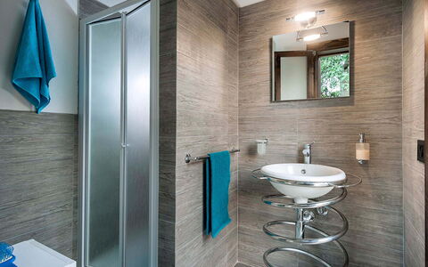 Corte Carrubo - Rosolini, Sicilia: Spiegel, Zapfhahn, Sinken, Armatur, Eigentum, Bad Sink, Badezimmer, Beleuchtung, Interior Design, Gebäude
