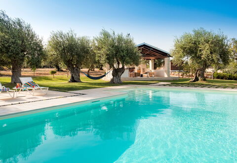 Corte Carrubo - Rosolini, Sicilia: Wasser, Himmel, Pflanze, Wasservorräte, Azurblau, Schwimmbad, Baum, Natürliche Landschaft, Schatten, Gras