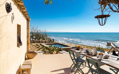 Casa Ninfa - Ispica, Sicilia: Wasser, Himmel, Eigentum, Azurblau, Tabelle, Die Architektur, Beleuchtung, Gebäude, Holz, Schatten