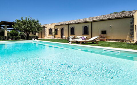 Casa Colore - Siracusa, Sicilia: Wasser, Himmel, Pflanze, Schwimmbad, Azurblau, Rechteck, Schatten, Gebäude, Baum, Verbundwerkstoff
