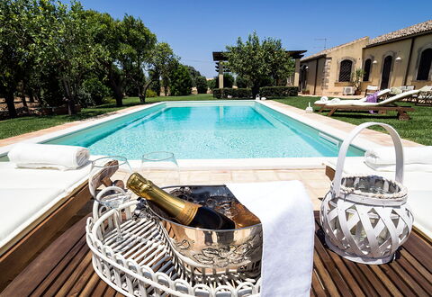 Casa Colore - Siracusa, Sicilia: Wasser, Pflanze, Eigentum, Himmel, Schwimmbad, Rechteck, Gartenmöbel, Gebäude, Baum, Freizeit