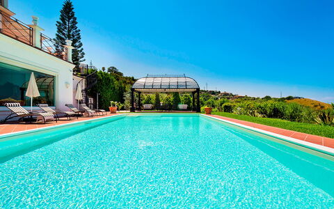 Villa Ester - Capo D'orlando, Sicilia: Wasser, Himmel, Pflanze, Eigentum, Schwimmbad, Gebäude, Baum, Natur, Azurblau, Gewässer